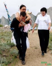 Brian has no objections to carrying Chaizu on his neck. Their wedding day on Mt. Khaiyrakan. 7 August 2004.