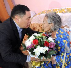 Head of Tuva gave Sergei Brilev's book "Forgotten allies in Second World War" to Vera Bailak